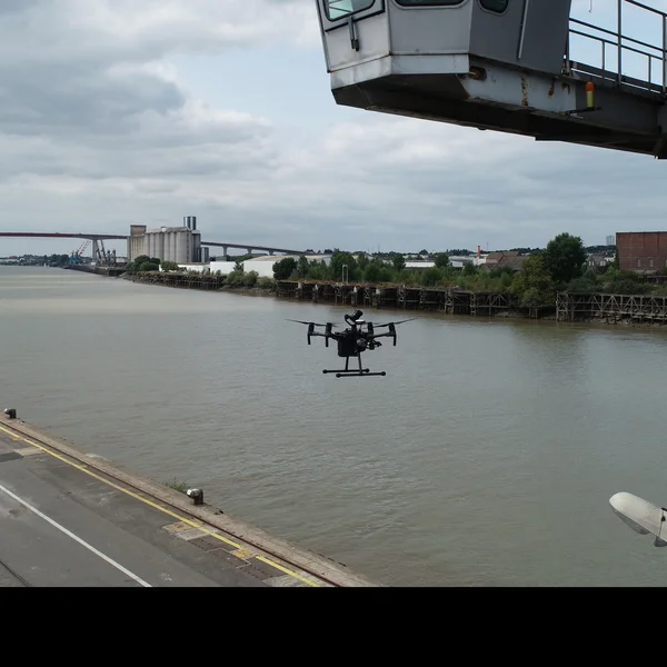 Télépilote en mission d'inspection d'ouvrage portuaire pendant une formation drone inspection technique