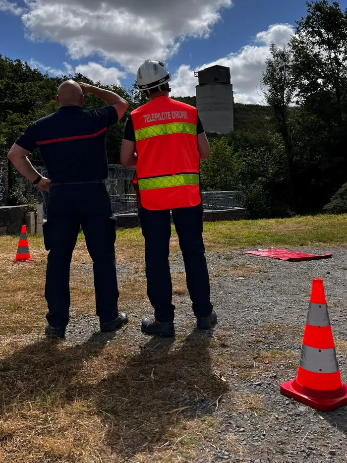Télépilote drone et sapeur-pompier en exercice lors de la formation intégrale 35h